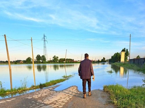 contadino su campo allagato